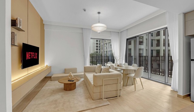 Lagoon Living l Pool, Gym & Beach Steps Away