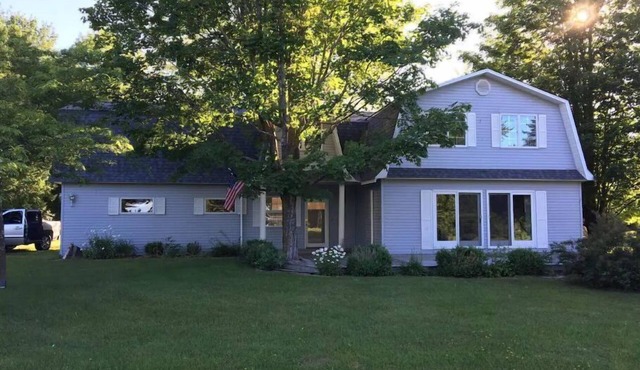 Lake Charlevoix Spacious Home Away From Home in Charlevoix