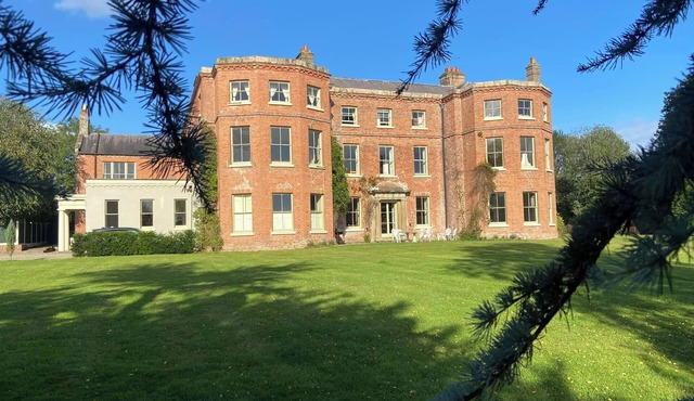 Large, comfortable Manor House near Ludlow with ten en-suite bedrooms. in Ludlow