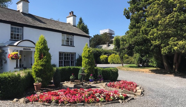 Large Lake District House in Hawkshead. Ensuite Rooms, Pets, Parking & Garden in Hawkshead
