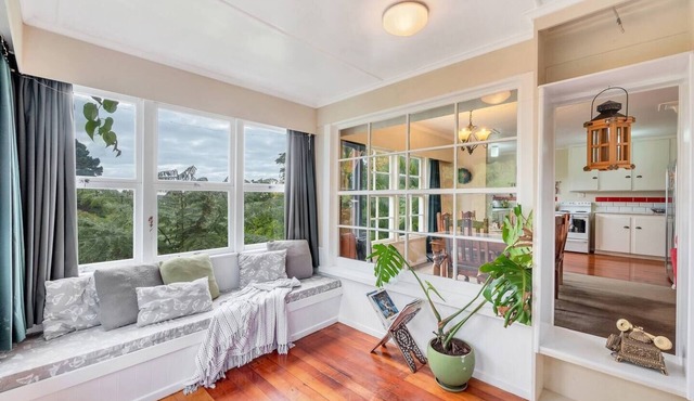 Leafy, quiet, rustic but so convenient. Close to CBD, beaches and forest.n in Auckland