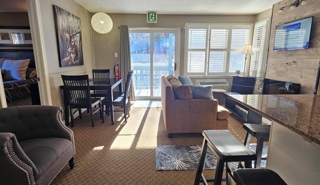 Location! Hillside One Bedroom w/Mtn Views at North Creek Resort, Oversized Deck in The Blue Mountains
