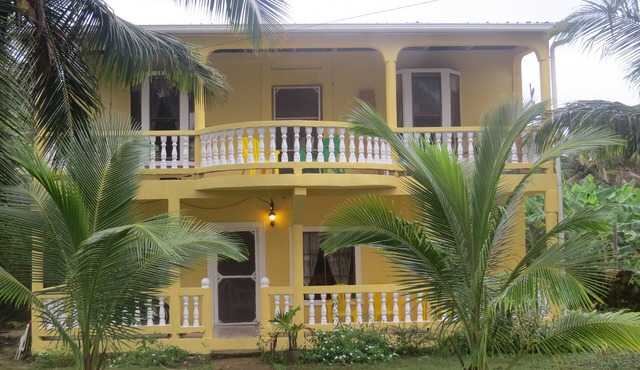 Lulu's Vacation Rental - 6 Bedroom Beach Front Home