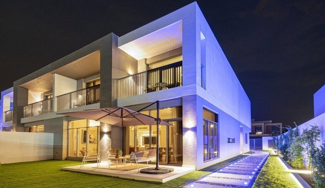 Luxe 6BR Semi-Detached Villa Steps from the Lagoon