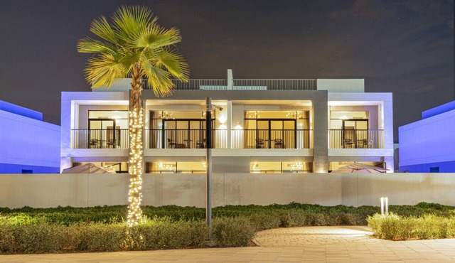 Luxe 6BR Semi-Detached Villa Steps from the Lagoon