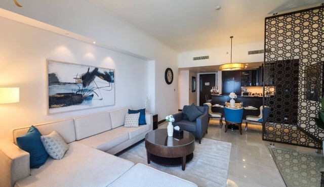 Luxurious 2BR Apartment with Ocean Views & Comfort