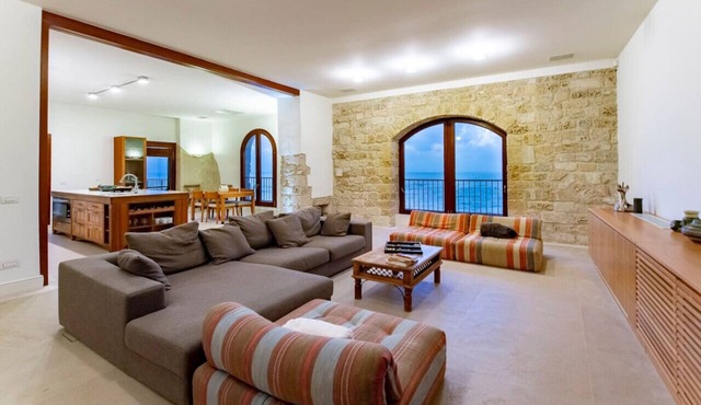 Luxurious Beachfront 2BR Apt with Balcony, Parking