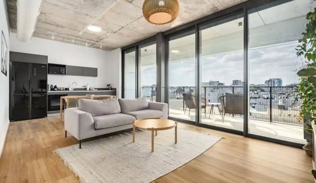 Luxury 1BR 55 Sqm Apt Balcony Free Parking