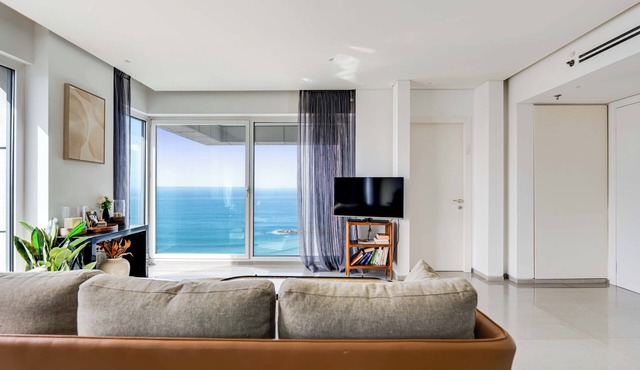 Luxury 2BR Apartment at Royal Beach Residence, Tel Aviv By Barnes