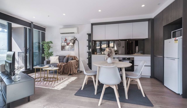Luxury 2BR2BA Apt MQ+ Pool+Gym in Mel Docklands in Docklands