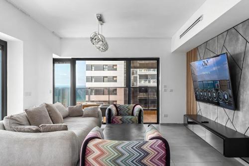 Luxury 4BR Tower w Panoramic Sea View l Mamad in Bat Yam