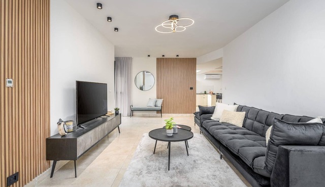 Luxury 5BR Huge Oasis by the Shuk
