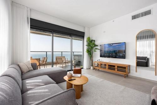 Luxury 5BR Penthouse l Sea-View Balcony l Mamad