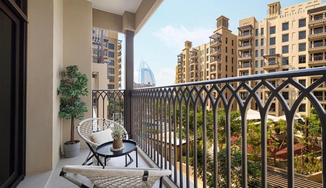 Luxury apartment with Iconic Landmark View, pool, gym, free parking