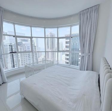 Luxury apartment with sea view, gym and pool!