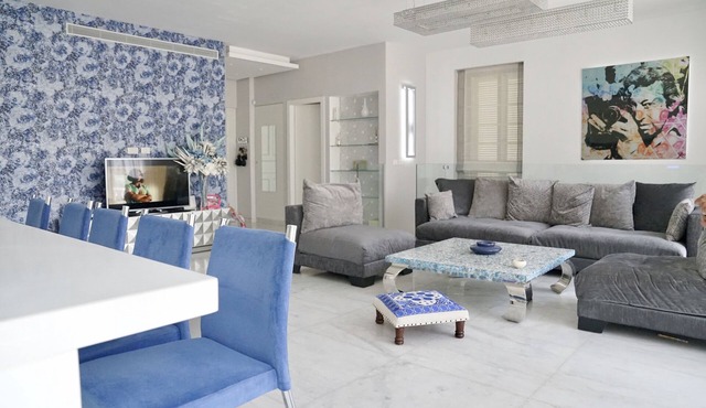 LUXURY DUPLEX WITH GARDEN AND TERRACE NEAR SEA, FREE WIFI