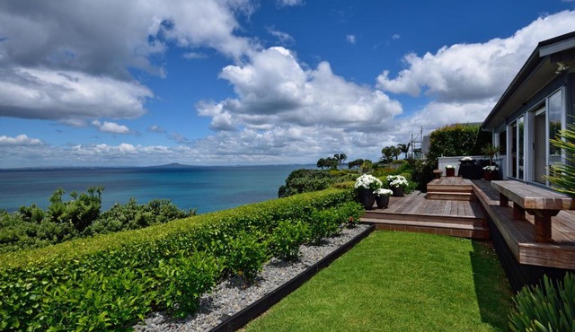 Luxury house with Clifftop Seaview in Whangaparaoa