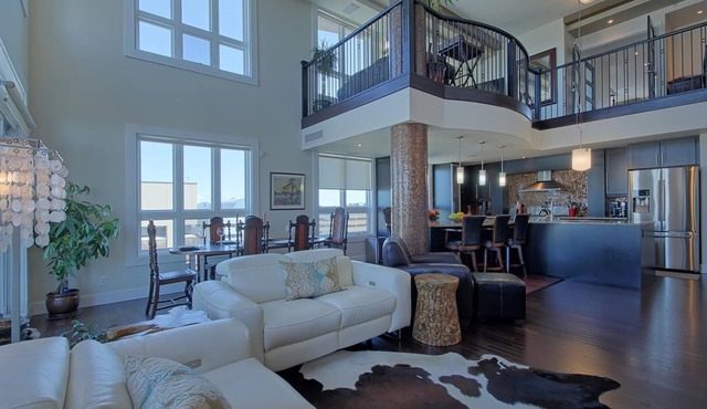 Luxury Penthouse Oasis, Rooftop Patio, River View, Downtown in Edmonton