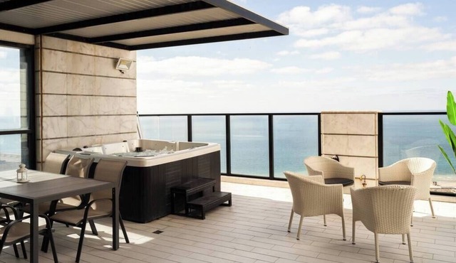 Luxury Penthouse w/Jacuzzi & Sea View | Mamad