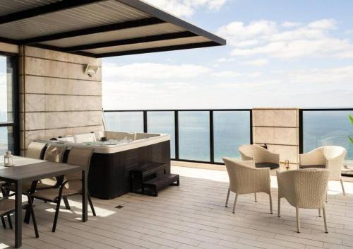 Luxury Penthouse w Jacuzzi & Sea View l Mamad