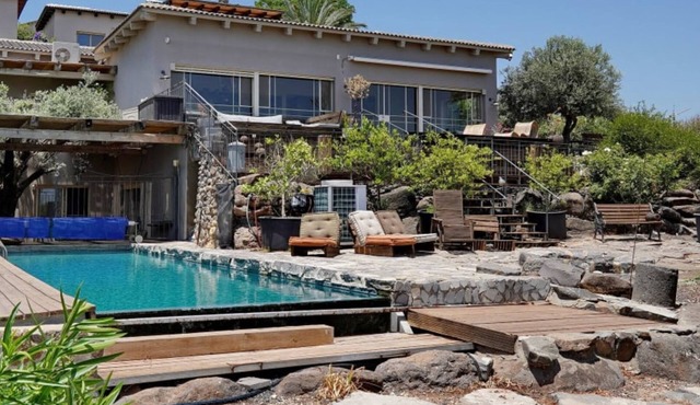 Luxury Retreat With Garden and Pool