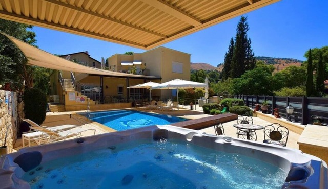 Luxury Romantic Villa with Jacuzzi and Pool
