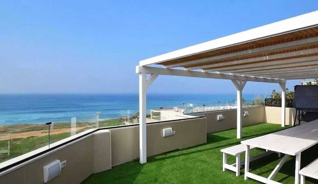 Luxury Seafront Villa – Netanya A spacious and elegant villa located on the first line to the sea in Netanya, offering breathtaking ocean views from every corner. Perfect for families or groups seeking a luxurious, peaceful getaway. The vil