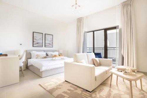Luxury Studio in Yas Golf Collection with Balcony I Premium Pool & Gym I Mins away from F1 & Parks