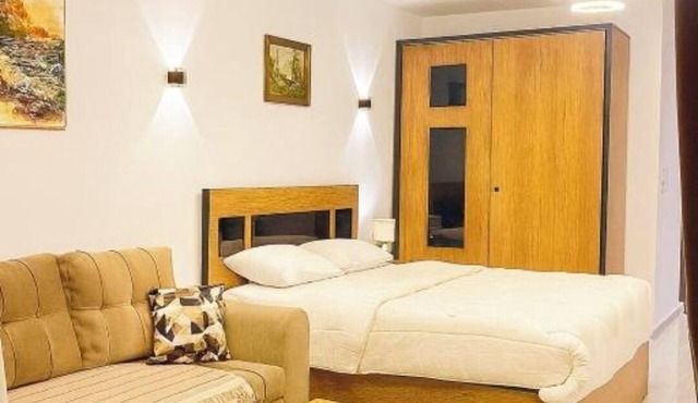 Luxury Studio, pool, private beach & close to Airport