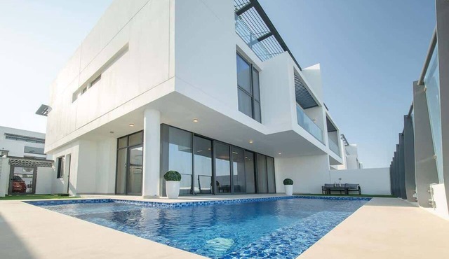 Luxury Villa overlooking sea with private pool