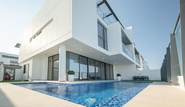 Luxury Villa overlooking sea with private pool