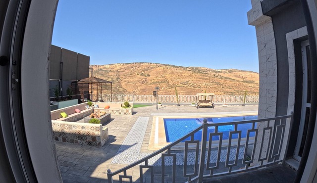 Luxury villa with pool and amazing mountain view by Sama Petra