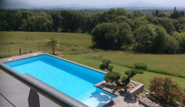 maison au milieu de 9 hectares avec piscine chauffée in Villefranque
