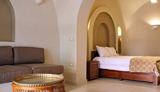 Malkata House Luxe Suite: Desert, Pool & Dine