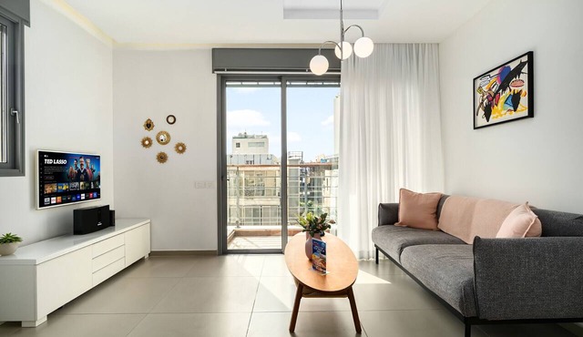 MAMAD Beach & City Center with Balcony by FeelHome