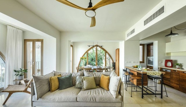 Mamad Breathtaking 3 BR Apt w Sea View in Central