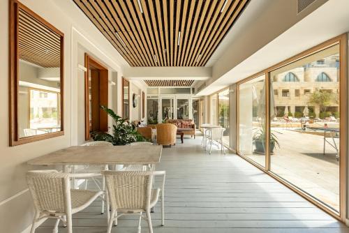 Mamad Breathtaking 3 BR Apt w Sea View in Central