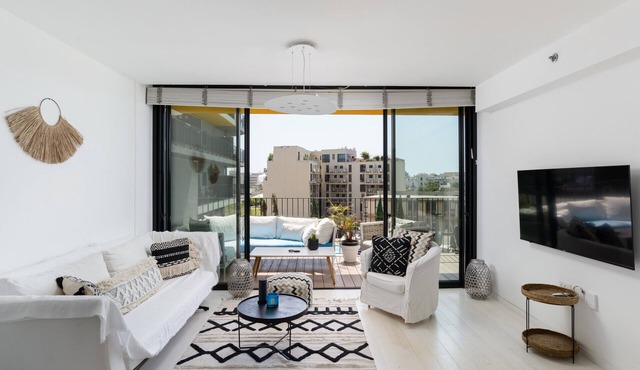 MAMAD Bright & Chic Condo with Pool & Unique View by FeelHome