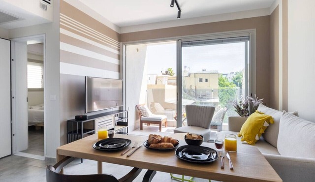 Mamad Chic Urban Getaway with Balcony