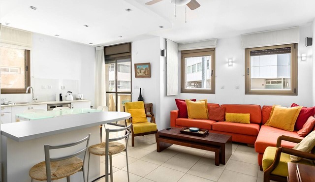 MAMAD Cosy Hideaway steps from Beach by FeelHome