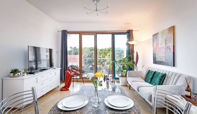 Mamad Deluxe 2BR Apt w Pool in Historical Jaffa