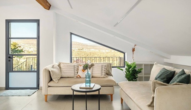 MAMAD - Sunny Hilltop Hideaway by Sea N' Rent
