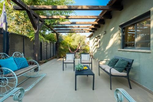 Mamad Sunny Hilltop Hideaway