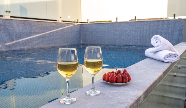 Margalit Luxury Suite: Heated Pool & BBQ