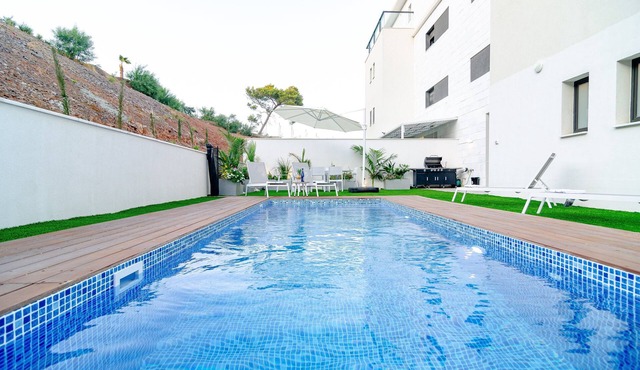 Michealangelo- luxury garden apartment with pool