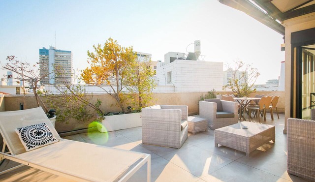 MIKLAT 4BR Chic Duplex Penthouse with Terrace by FeelHome