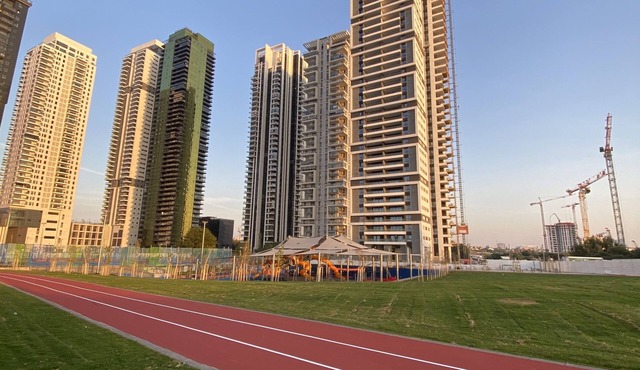 Mini penthouse on the 32nd floor in Bat Yam