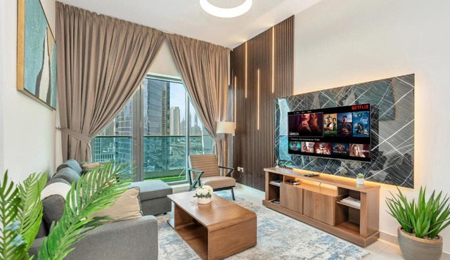 Modern 1BR Near Burj Khalifa with Rooftop Pool, City & Canal Views, Free Parking