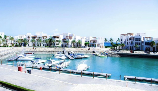 Modern 2-Bedroom with Marina Views