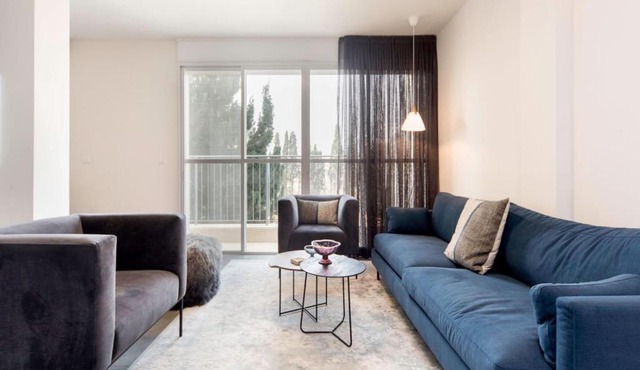 Modern 2BR Apt w Private Parking in City Center in Ramat HaSharon